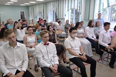 Депутат поздравил выпускников